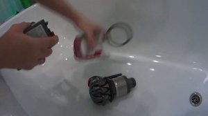 "Dyson V8" Мойка контейнера и циклона водой.