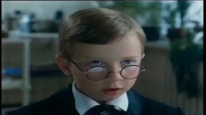 просто бегает по потолку и иногда даже писается и какается