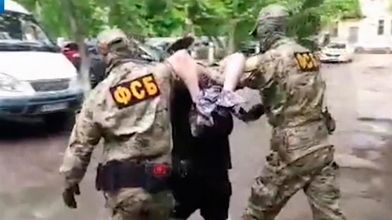 В Омской области ФСБ совместно с МВД задержала агента украинских спецслужб