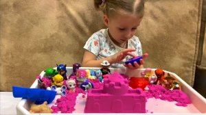 Ева и Мама строят песочный замок. Видео - HelloEva