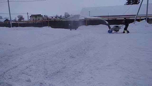 И снова снег. Часть 1. Снегоуборщик СМБ 1 Нева, мотоблок Луч, двигатель 15 ЛС. смотреть онлайн