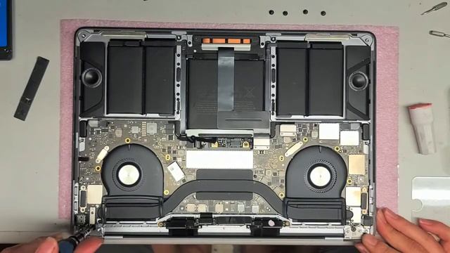 13 MacBook Pro A1706 2016 Disassembly LCD Screen Assembly Replacement