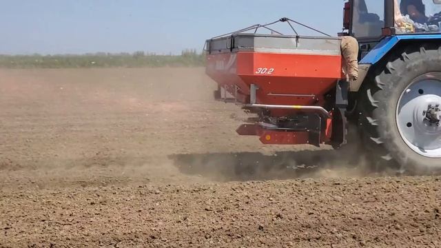 Посев риса разбрасывателем AXIS от RAUCH смотреть онлайн