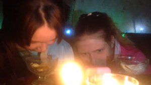 У девочки загорелись волосы. Снамаем без рукий челенж