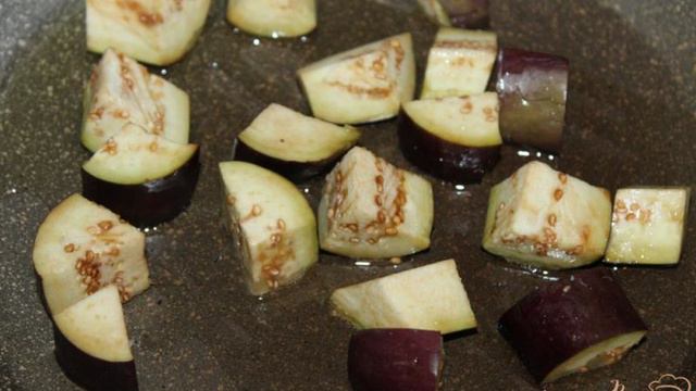 Салат с корейской морковью и жареным баклажаном