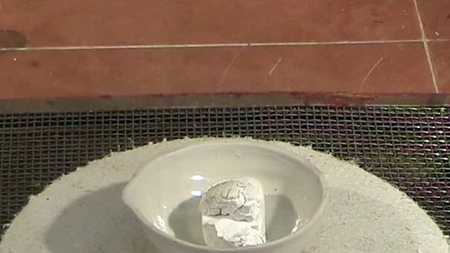 Гашение извести (реакция оксида кальция с водой) смотреть онлайн