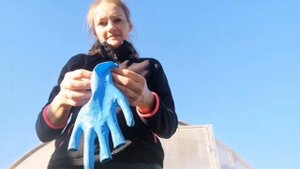 Как быстро вывернуть резиновые перчатки