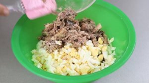 Салат с сайрой, простой рецепт рыбного салата