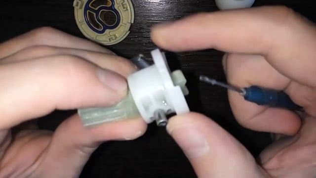 ?Разбираем, ремонтируем флажковый однорычажный кран смеситель (скрип, течь, прикипание)