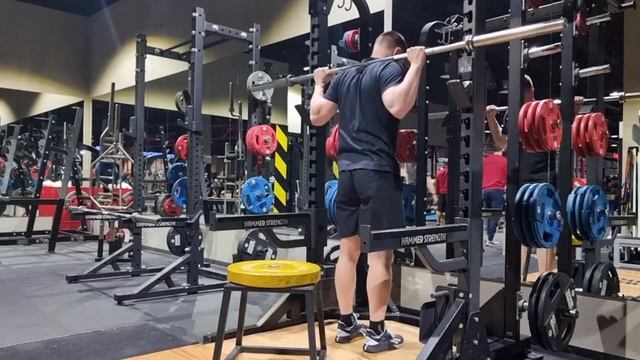 приседания со штангой на среднюю тумбу смотреть онлайн