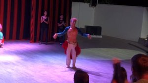 Мужчина танцует танец живота. Мила (Melo) Queens Park Goynuk 2014