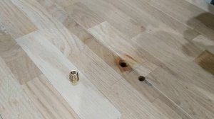 Як закрутити меблеву гайку в дуб.