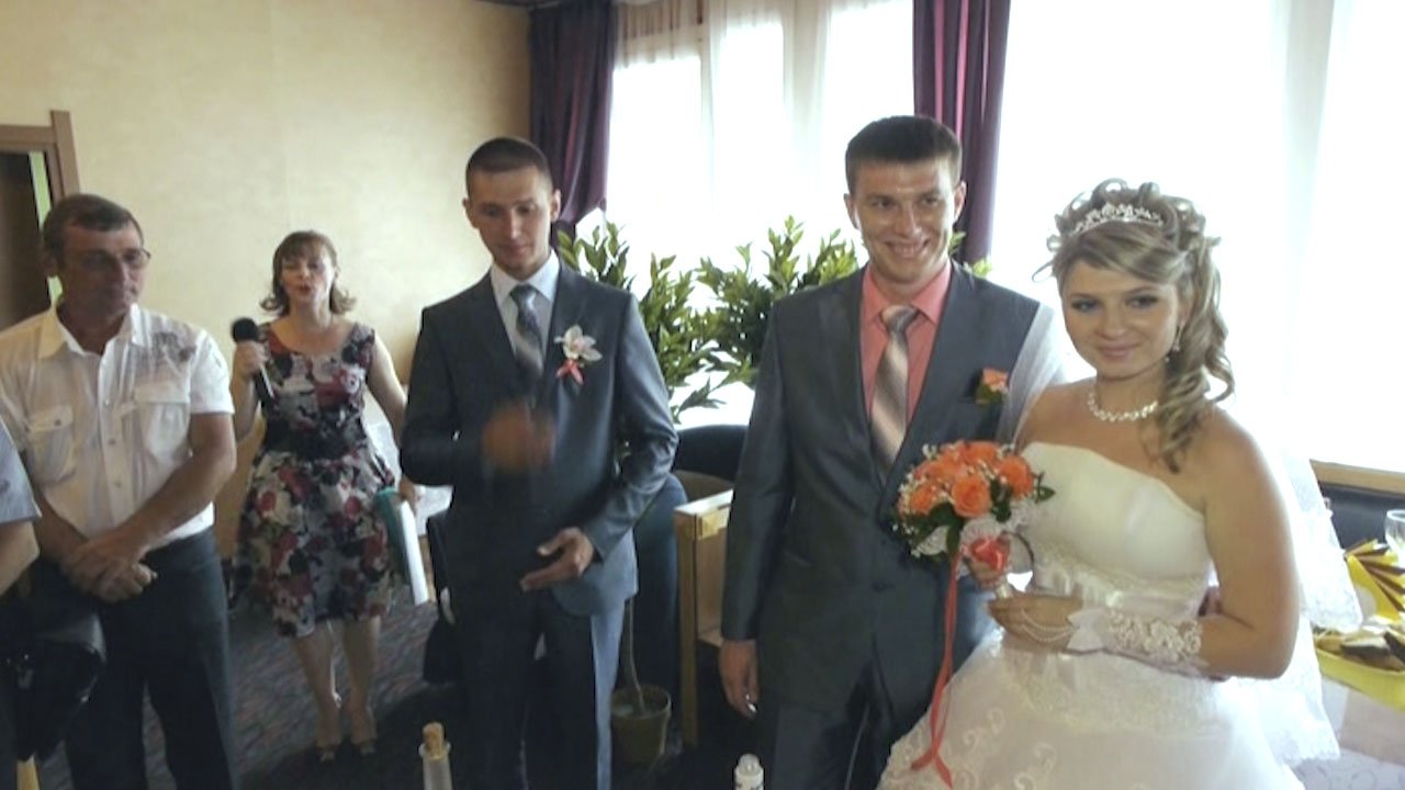 Встреча молодых в свадебном кафе смотреть онлайн