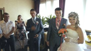 Встреча молодых в свадебном кафе