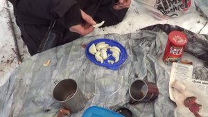 Строганина из сохатины, на природе, мясо соль перец