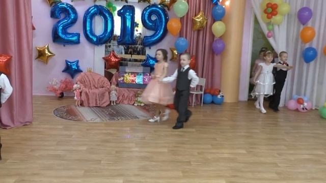 ВЫХОД парами на начало ВЫПУСКНОГО праздника в детском саду. Прощание с детским садом смотреть онлайн