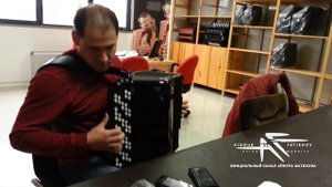 Айнур Фатихов в Италии, выбирает баян.