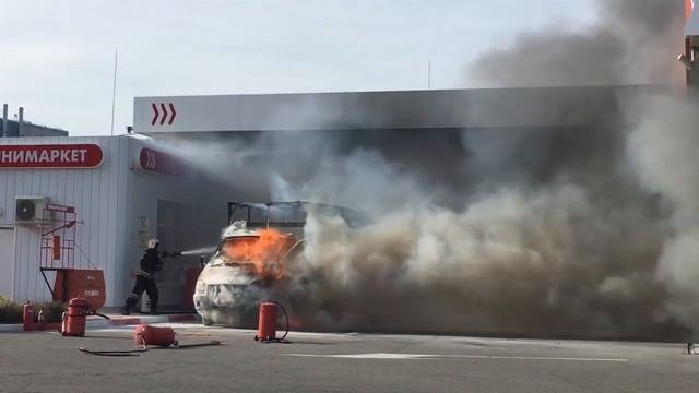 Грузовая Газель загорелась при въезде на территорию автозаправочной станции