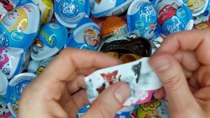 🐶🍭🐱 Very Cute Opening Kinder Surprise with Pets Toy / Joy Unboxing a Chocolate Eggs with Cat or Dog