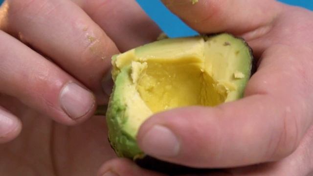 Салат с кальмарами и авокадо - Кухня Рудницкого смотреть онлайн