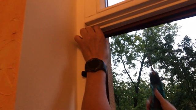 Монтаж и установка раздвижной москитной сетки Плиссе на окно.