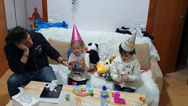 К Оливей в гости пришел друг Саша в свой день рождения #olivella #девочка #дети #испания #детство смотреть онлайн