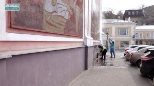 Работы по уборке города после зимы