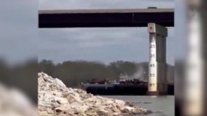 В американском штате Оклахома в переправу врезалась баржа