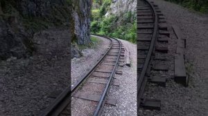 Упал поезд в Гуамское ущелье.