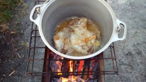 Готовим куриные ножки с картошкой в казане на костре