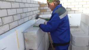 Кладка газосиликатного блока или художественное нанесение клея на газоблок.