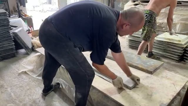 Производство накладных проступей по технологии Мрамор из бетона. Расформовка