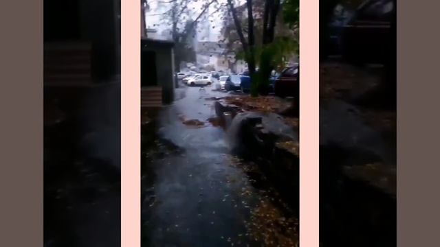 Ростов-на-Дону: по улице Станиславского появился "водопад". Уже - достопримечательность. ??