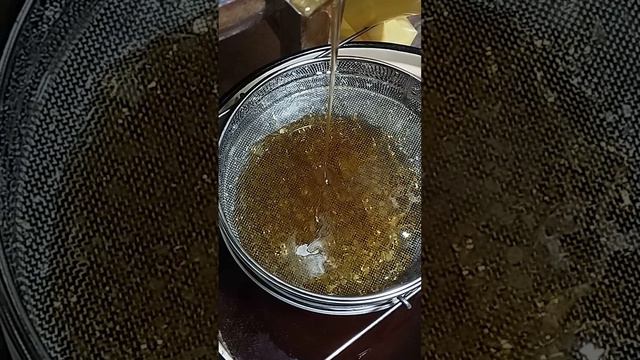 Качаем мёд Сладкая жизнь #shorts #другаяжизнь #сладкаяжизнь #качаеммёд #вкуснятина