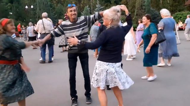 ЗА ГОРАМИ И ЛЕСАМИ ЭТА ДЕВУШКА ЖИВЁТ!???/СУПЕР ПЕСНЯ И ТАНЦЫ В ПАРКЕ ГОРЬКОГО ХАРЬКОВ АВГУСТ 2021 смотреть онлайн