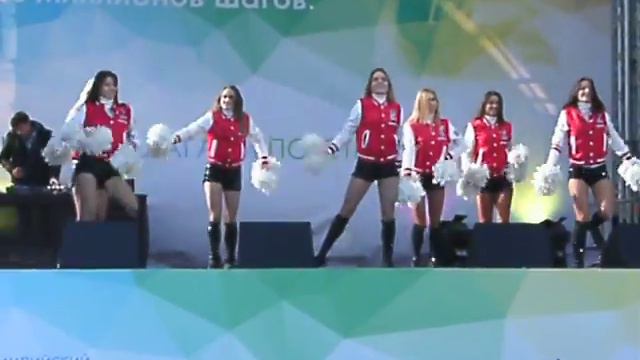 Девчонки-зажигалки на празднике ходьбы