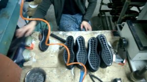 Ручная приклейка подошвы обуви. Приклека подошвы. WP 20151123 025 Ручное производство обуви.