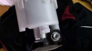 Замена топливного фильтра на Тойота Приус NHW 20 / Replacing the fuel filter on Toyota Prius NHW 20