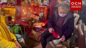 В Китае туристам предлагают уникальную услугу — побить туфлями бумажку с именем личного врага или не