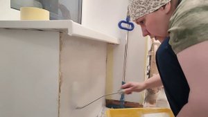 Грунтовка укрывающая белая , стена под подоконником