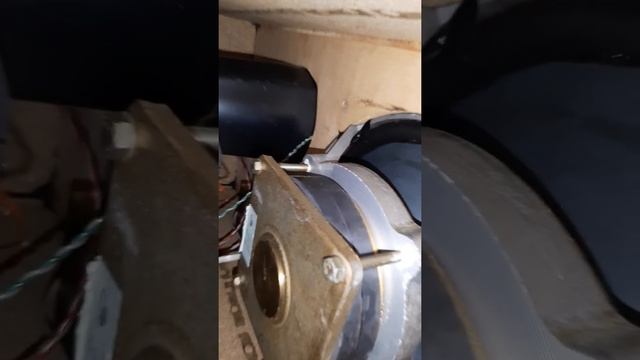 Как колонка играет внутри... (положил телефон внутрь включённой колонки?) смотреть онлайн