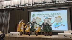 Выступает 5б класс Адымнар-Алабуга.