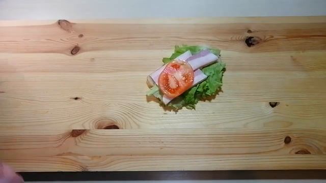 Сендвич со свиными щёчками и грибным соусом