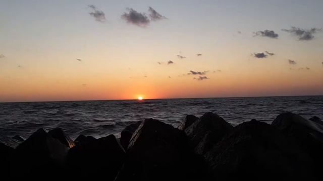 Рассвет на побережье Чёрного моря.Болгария, г.Китен, 20.08.2018 смотреть онлайн