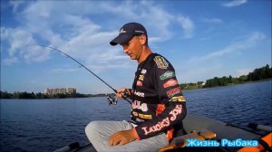 Глубоководный твичинг спасает рыбалку.  Рыбалка в жару +30.   Попали в выход щуки