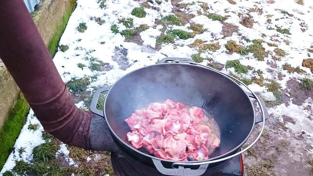 Мало кто так готовит куриные желудки! Куриные желудки в казане на костре к пиву #мясо#рецепт#курица смотреть онлайн