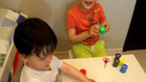 Марк и Рома первое видео распаковка лизунов.mp4