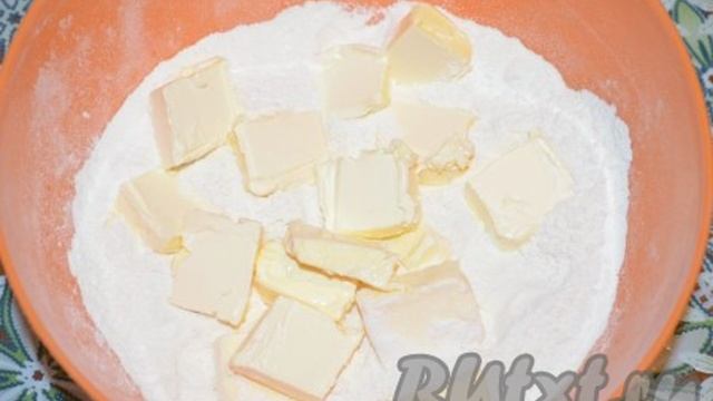 Насыпной пирог с творогом и малиной