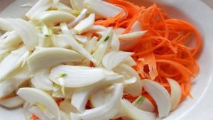 Капуста жаренная с колбасой и томатом