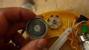 Фонарик с маленьким генератором. Светит без батареек.